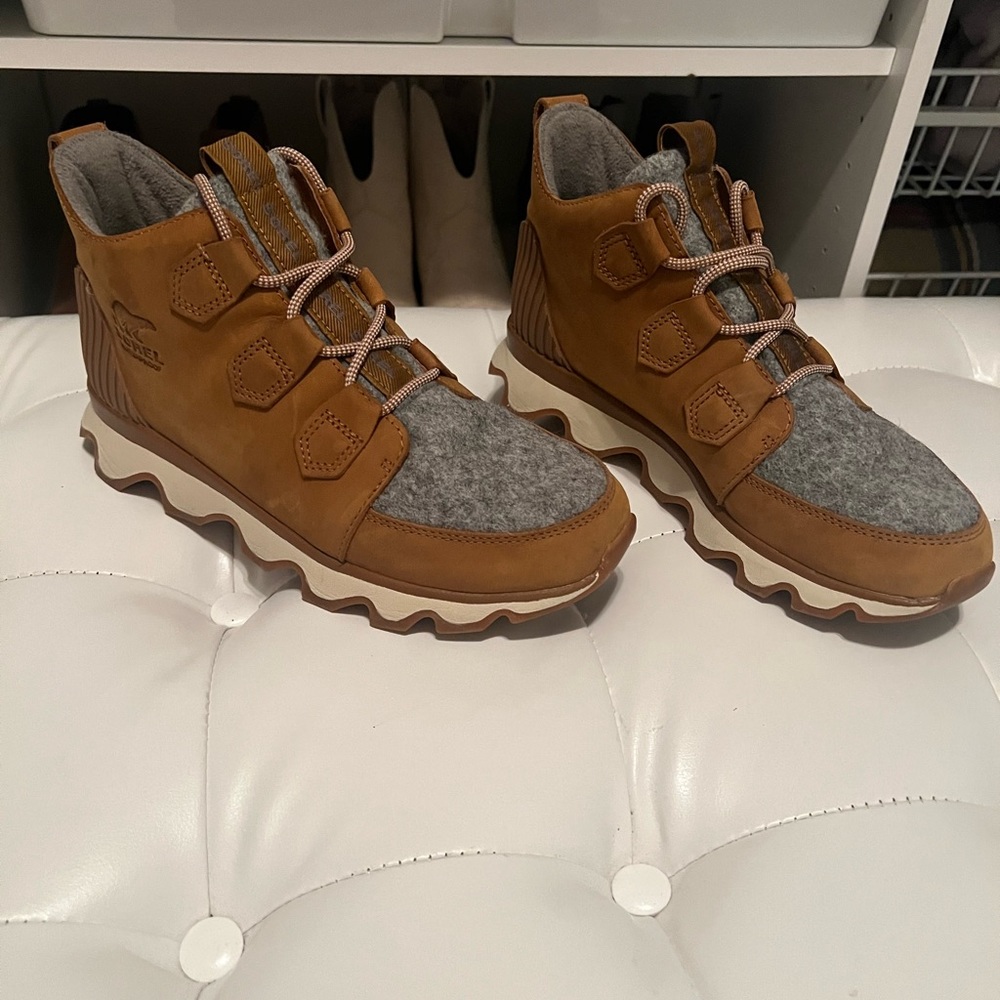 Sorel Kinetic Caribou Snow Boots size 7 1/2